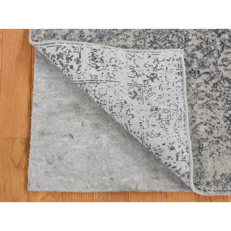 Shahbanu Rugs Agreeable Gray, Fine Jacquard Hand Loomed, Erased Design
